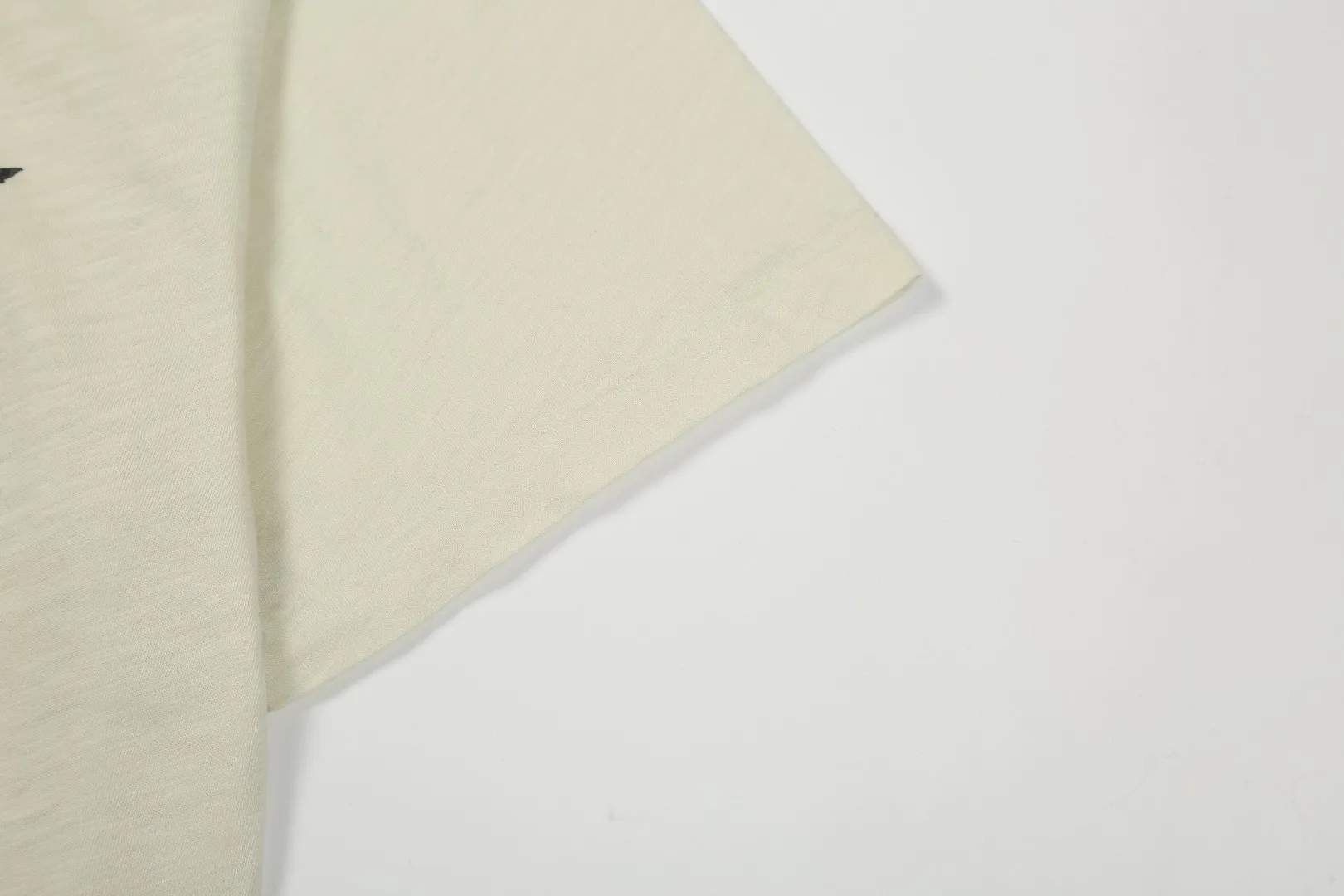 P124 White background picture [Summer hot] Style number: 25050# Color: Mi Xing Size: S to XL - Ralph Lauren/Ralph Lauren 2025SS Summer new Hampton coastal style island coconut palm soft slub cotton short-sleeved Tee - Correct and short version The upper body is more proportional ✅ - Original consistent warp and weft slub cotton, soft and comfortable with a sense of laziness ✅ - RL 25 new coconut tree printed cotton Tee The resort-style coconut tree and island pattern print on the chest enriches the visual beauty. The apricot color and the texture of the bamboo fabric have a very lazy summer style. The loose and short version is not picky about your body shape and brings out the Instagram atmosphere. Highly recommended.